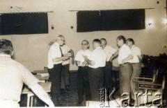 2 12.1965, Posadas, prowincja Misiones, Argentyna.
Wizyta prezesa Związku Polaków w Argentynie generała Jerzego Zawiszy (stoi 1. od lewej).
Fot. NN, kolekcja Jerzego Zawiszy, zbiory  Archiwum Ojców Franciszkanów w Polskiej Misji Katolickiej w Martin Coronado, reprodukcje cyfrowe w  Bibliotece Polskiej im. Ignacego Domeyki w Buenos Aires (Biblioteca Polaca Ignacio Domeyko) i w Ośrodku KARTA w Warszawie