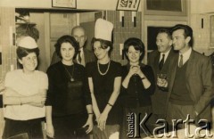 Kwiecień 1966, Rosario, Argentyna.
Członkowie polskich towarzystw – Domu Polskiego, Towarzystwa Fryderyka Chopina, Stowarzyszenia Kombatantów Polskich, Związku Polaków w Argentynie – w czasie uroczystości z okazji Tysiąclecia Chrztu Polski. Oryginalny podpis opisujący obchody rocznicy naniesiony przez generała Jerzego Zawiszę (stoi w głębi, za kobietami): „Na czele idą przedstawiciele władz kościelnych, cywilnych i wojskowych argentyńskich. Przy pomniku orkiestra wojskowa odegrała hymny argentyński i polski; oddano hołd poległym polskim żołnierzom. Trębacz odegrał hejnał. Była to chwila bardzo wzruszająca i nie jednemu wycisnęła łzy z oczu”.
Fot. NN, kolekcja Jerzego Zawiszy, zbiory  Archiwum Ojców Franciszkanów w Polskiej Misji Katolickiej w Martin Coronado, reprodukcje cyfrowe w  Bibliotece Polskiej im. Ignacego Domeyki w Buenos Aires (Biblioteca Polaca Ignacio Domeyko) i w Ośrodku KARTA w Warszawie