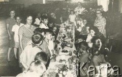 12.12.1965, Posadas, prowincja Misiones, Argentyna.
Zakończenie roku szkolnego w polskiej szkole w Domu Polskim (Casa Polaca). 
Fot. NN, kolekcja Jerzego Zawiszy, zbiory  Archiwum Ojców Franciszkanów w Polskiej Misji Katolickiej w Martin Coronado, reprodukcje cyfrowe w  Bibliotece Polskiej im. Ignacego Domeyki w Buenos Aires (Biblioteca Polaca Ignacio Domeyko) i w Ośrodku KARTA w Warszawie