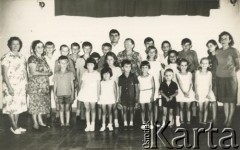 12.12.1965, Posadas, prowincja Misiones, Argentyna.
Zakończenie roku szkolnego w polskiej szkole w Domu Polskim (Casa Polaca). Uczniowie, nauczyciele i komitet rodzicielski.
Fot. NN, kolekcja Jerzego Zawiszy, zbiory  Archiwum Ojców Franciszkanów w Polskiej Misji Katolickiej w Martin Coronado, reprodukcje cyfrowe w  Bibliotece Polskiej im. Ignacego Domeyki w Buenos Aires (Biblioteca Polaca Ignacio Domeyko) i w Ośrodku KARTA w Warszawie