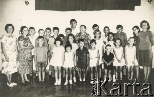 12.12.1965, Posadas, prowincja Misiones, Argentyna.
Zakończenie roku szkolnego w polskiej szkole w Domu Polskim (Casa Polaca). Uczniowie, nauczyciele i komitet rodzicielski.
Fot. NN, kolekcja Jerzego Zawiszy, zbiory  Archiwum Ojców Franciszkanów w Polskiej Misji Katolickiej w Martin Coronado, reprodukcje cyfrowe w  Bibliotece Polskiej im. Ignacego Domeyki w Buenos Aires (Biblioteca Polaca Ignacio Domeyko) i w Ośrodku KARTA w Warszawie