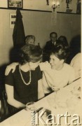 Kwiecień 1966, Rosario, Argentyna.
Przyjęcie z okazji Tysiąclecia Chrztu Polski.
Fot. NN, kolekcja Jerzego Zawiszy, zbiory  Archiwum Ojców Franciszkanów w Polskiej Misji Katolickiej w Martin Coronado, reprodukcje cyfrowe w  Bibliotece Polskiej im. Ignacego Domeyki w Buenos Aires (Biblioteca Polaca Ignacio Domeyko) i w Ośrodku KARTA w Warszawie