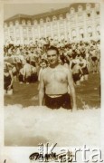1954, Mar de Plata, Argentyna.
Aleksander Walicki – żołnierz Polskich Sił Zbrojnych na Zachodzie, walczył pod Monte Cassino, po wojnie emigrował do Argentyny.
Fot. NN, akta Aleksandra Walickiego, zbiory  Archiwum Ojców Franciszkanów w Polskiej Misji Katolickiej w Martin Coronado, reprodukcje cyfrowe w  Bibliotece Polskiej im. Ignacego Domeyki w Buenos Aires (Biblioteca Polaca Ignacio Domeyko) i w Ośrodku KARTA w Warszawie
