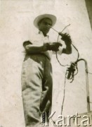 Po 1947, Argentyna.
Aleksander Walicki – żołnierz Polskich Sił Zbrojnych na Zachodzie, walczył pod Monte Cassino, po wojnie emigrował do Argentyny. 
Fot. NN, akta Aleksandra Walickiego, zbiory  Archiwum Ojców Franciszkanów w Polskiej Misji Katolickiej w Martin Coronado, reprodukcje cyfrowe w  Bibliotece Polskiej im. Ignacego Domeyki w Buenos Aires (Biblioteca Polaca Ignacio Domeyko) i w Ośrodku KARTA w Warszawie