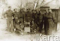 Przed 1949, Wielka Brytania.
Aleksander Walicki (oznaczony strzałką) – żołnierz Polskich Sił Zbrojnych na Zachodzie, walczył pod Monte Cassino - w towarzystwie kolegów-żołnierzy tuż przed wyjazdem do Argentyny. 
Fot. NN, akta Aleksandra Walickiego, zbiory  Archiwum Ojców Franciszkanów w Polskiej Misji Katolickiej w Martin Coronado, reprodukcje cyfrowe w  Bibliotece Polskiej im. Ignacego Domeyki w Buenos Aires (Biblioteca Polaca Ignacio Domeyko) i w Ośrodku KARTA w Warszawie