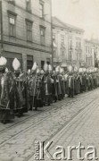 1953, Kraków, Polska.
700 rocznica kanonizacji świętego Stanisława. Procesja biskupów z Wawelu na Skałkę. 
Fot. NN, akta ojca Łucjana Łuszczki, zbiory  Archiwum Ojców Franciszkanów w Polskiej Misji Katolickiej w Martin Coronado, reprodukcje cyfrowe w Bibliotece Polskiej im. Ignacego Domeyki w Buenos Aires (Biblioteca Polaca Ignacio Domeyko) i w Ośrodku KARTA w Warszawie