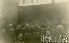 11.02.1946, Conegliano, Włochy.
Ojciec Łucjan Łuszczki (1910-1991, aresztowany i zesłany na Kołymę w 1940, w Armii Andersa od 1941, kapelan 6. Lwowskiej Brygady Piechoty, po wojnie pracował w Anglii, Walii i Szkocji, w latach 1960-1971 rektor Polskiej Misji Katolickiej w Argentynie, od 1971 pracował w parafii św. Brunona w Chicago) otoczony przez żołnierzy.
Fot. NN, akta ojca Łucjana Łuszczki, zbiory  Archiwum Ojców Franciszkanów w Polskiej Misji Katolickiej w Martin Coronado, reprodukcje cyfrowe w Bibliotece Polskiej im. Ignacego Domeyki w Buenos Aires (Biblioteca Polaca Ignacio Domeyko) i w Ośrodku KARTA w Warszawie