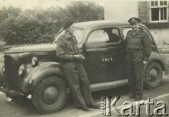 1942-1944, brak miejsca.
Szoferzy prezesa polskiego YMCA Juliusza Poniatowskiego - porucznik Armii Krajowej Staniszewski (były tramwajarz, obrońca remizy na Woli) i Bocheński lub Cholewiński. 
Fot. NN, kolekcja Bolesława Turowicza, zbiory  Archiwum Ojców Franciszkanów w Polskiej Misji Katolickiej w Martin Coronado, reprodukcje cyfrowe w  Bibliotece Polskiej im. Ignacego Domeyki w Buenos Aires (Biblioteca Polaca Ignacio Domeyko) i w Ośrodku KARTA w Warszawie