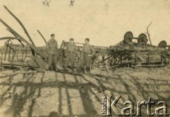 Ok. 1944, Nordheim, Niemcy.
Kapitan Szypulski (1. z prawej), podporucznik Bolesław Turowicz (1. z lewej), podporucznik Mirosław Czajkowski (w środku) przy wykolejonym pociągu przy stacji kolejowej przy obozie dla dipsów (osób, które w wyniku wojny znalazły się poza swoim państwem). 
Fot. NN, kolekcja Bolesława Turowicza, zbiory  Archiwum Ojców Franciszkanów w Polskiej Misji Katolickiej w Martin Coronado, reprodukcje cyfrowe w  Bibliotece Polskiej im. Ignacego Domeyki w Buenos Aires (Biblioteca Polaca Ignacio Domeyko) i w Ośrodku KARTA w Warszawie