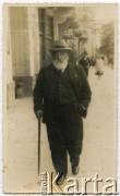 1922-1923, Warszawa, Polska.
Feliks Turowicz (w czasach zaborów więzień polityczny X Pawilonu Cytadeli Warszawskiej, w czasie I wojny światowej internowany w Szczypiornie i zamku Halle, członek pierwszego Centralnego Komitetu Polskiej Partii Socjalistycznej  - Frakcji Rewolucyjnej (PPS), szef działu technicznego tej partii, działacz Polskiej Organizacji Wojskowej, organizator Ministerstwa Pracy i Opieki Społecznej i dyrektor departamentu tego ministerstwa, twórca ustawy o ubezpieczeniach społecznych, żołnierz Armii Krajowej, zmarł 17.03.1942 roku) na ul. Marszałkowskiej, w głębi widać kościół Zbawiciela. 
Fot. NN, kolekcja Bolesława Turowicza, zbiory  Archiwum Ojców Franciszkanów w Polskiej Misji Katolickiej w Martin Coronado, reprodukcje cyfrowe w  Bibliotece Polskiej im. Ignacego Domeyki w Buenos Aires (Biblioteca Polaca Ignacio Domeyko) i w Ośrodku KARTA w Warszawie