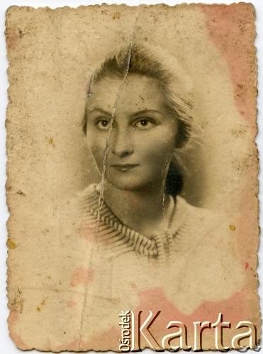 Sierpień 1938, Polska.
Wanda Turowicz (ur. 8.08.1923) – sanitariuszka w powstaniu warszawskim, zginęła 2 września 1944 przy ul. Dobrej. 
Fot. NN, kolekcja Bolesława Turowicza, zbiory  Archiwum Ojców Franciszkanów w Polskiej Misji Katolickiej w Martin Coronado, reprodukcje cyfrowe w  Bibliotece Polskiej im. Ignacego Domeyki w Buenos Aires (Biblioteca Polaca Ignacio Domeyko) i w Ośrodku KARTA w Warszawie