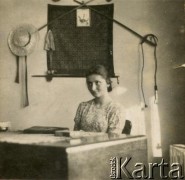 26.06.1940, Warszawa, Polska.
Wanda Turowicz (ur. 8.08.1923) – sanitariuszka w powstaniu warszawskim, zginęła 2 września 1944 przy ul. Dobrej. Zdjęcie wykonał Edward Tomiak, który zginął w Gusen. 
Fot. Edward Tomiak, kolekcja Bolesława Turowicza, zbiory  Archiwum Ojców Franciszkanów w Polskiej Misji Katolickiej w Martin Coronado, reprodukcje cyfrowe w  Bibliotece Polskiej im. Ignacego Domeyki w Buenos Aires (Biblioteca Polaca Ignacio Domeyko) i w Ośrodku KARTA w Warszawie
