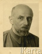 5.05.1947, Łubrowa Łączka, Polska.
Bolesław Turowicz. 
Fot. NN, kolekcja Bolesława Turowicza, zbiory  Archiwum Ojców Franciszkanów w Polskiej Misji Katolickiej w Martin Coronado, reprodukcje cyfrowe w  Bibliotece Polskiej im. Ignacego Domeyki w Buenos Aires (Biblioteca Polaca Ignacio Domeyko) i w Ośrodku KARTA w Warszawie