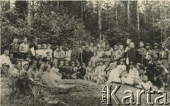 Przed 1939, Polska.
Harcerze. Fotografia z kolekcji dr Antoniego Sołowieja (zm. 1984, działacza społecznego w Argentynie – prezesa Polskiego Towarzystwa Katolickiego, członka Stowarzyszenia Kombatantów Polskich, organizatora muzeum przy Polskiej Misji Katolickiej w Martin Coronado).
Fot. NN, kolekcja Antoniego Sołowieja, zbiory  Archiwum Ojców Franciszkanów w Polskiej Misji Katolickiej w Martin Coronado, reprodukcje cyfrowe w  Bibliotece Polskiej im. Ignacego Domeyki w Buenos Aires (Biblioteca Polaca Ignacio Domeyko) i w Ośrodku KARTA w Warszawie
