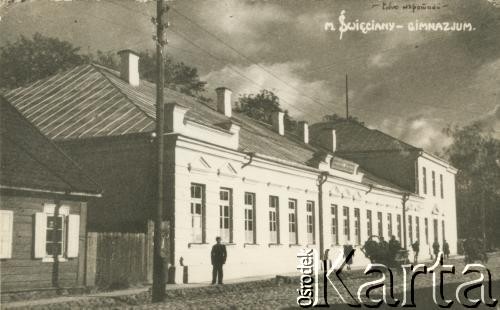 Przed 1939, Święciany, Polska.
Budynek Gimnazjum im. Józefa Piłsudskiego.
Fot. NN, kolekcja Antoniego Sołowieja, zbiory  Archiwum Ojców Franciszkanów w Polskiej Misji Katolickiej w Martin Coronado, reprodukcje cyfrowe w  Bibliotece Polskiej im. Ignacego Domeyki w Buenos Aires (Biblioteca Polaca Ignacio Domeyko) i w Ośrodku KARTA w Warszawie