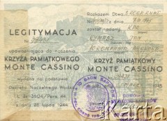 21.03.1945, brak miejsca.
Legitymacja upoważniająca Jana Rymasza (ur. 1906) do noszenia Krzyża Pamiątkowego Monte Cassino.
Fot. NN, kolekcja Jana Rymasza, zbiory Archiwum Ojców Franciszkanów w Polskiej Misji Katolickiej w Martin Coronado, reprodukcje cyfrowe w  Bibliotece Polskiej im. Ignacego Domeyki w Buenos Aires (Biblioteca Polaca Ignacio Domeyko) i w Ośrodku KARTA w Warszawie