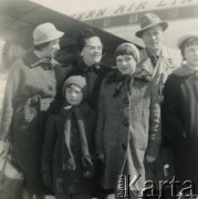 Lata 50, brak miejsca.
Na lotnisku.
Fot. NN, kolekcja Andrzeja Smolenia, zbiory Archiwum Ojców Franciszkanów w Polskiej Misji Katolickiej w Martin Coronado, reprodukcje cyfrowe w  Bibliotece Polskiej im. Ignacego Domeyki w Buenos Aires (Biblioteca Polaca Ignacio Domeyko) i w Ośrodku KARTA w Warszawie