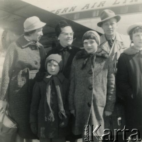 Lata 50, brak miejsca.
Na lotnisku.
Fot. NN, kolekcja Andrzeja Smolenia, zbiory Archiwum Ojców Franciszkanów w Polskiej Misji Katolickiej w Martin Coronado, reprodukcje cyfrowe w  Bibliotece Polskiej im. Ignacego Domeyki w Buenos Aires (Biblioteca Polaca Ignacio Domeyko) i w Ośrodku KARTA w Warszawie