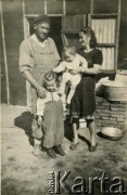 Ok. 1948, San Jose, prowincja Buenos Aires, Argentyna.
Polska rodzina w pierwszych miesiącach pobytu w Argentynie. 
Fot. NN, kolekcja Polska Misja Katolicka w San Jose, zbiory  Archiwum Ojców Franciszkanów w Polskiej Misji Katolickiej w Martin Coronado, reprodukcje cyfrowe w  Bibliotece Polskiej im. Ignacego Domeyki w Buenos Aires (Biblioteca Polaca Ignacio Domeyko) i w Ośrodku KARTA w Warszawie