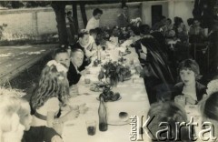1963, Lavallol, prowincja Buenos Aires, Argentyna.
Przyjęcie po Pierwszej Komunii Świętej. 
Fot. NN, kolekcja Polska Misja Katolicka w San Jose, zbiory  Archiwum Ojców Franciszkanów w Polskiej Misji Katolickiej w Martin Coronado, reprodukcje cyfrowe w  Bibliotece Polskiej im. Ignacego Domeyki w Buenos Aires (Biblioteca Polaca Ignacio Domeyko) i w Ośrodku KARTA w Warszawie