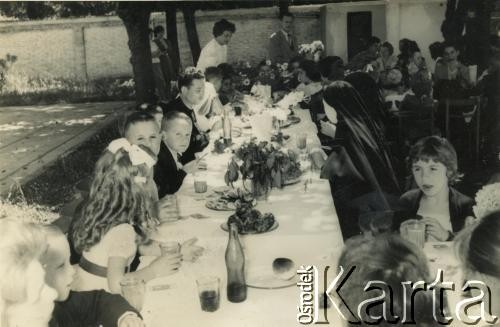 1963, Lavallol, prowincja Buenos Aires, Argentyna.
Przyjęcie po Pierwszej Komunii Świętej. 
Fot. NN, kolekcja Polska Misja Katolicka w San Jose, zbiory  Archiwum Ojców Franciszkanów w Polskiej Misji Katolickiej w Martin Coronado, reprodukcje cyfrowe w  Bibliotece Polskiej im. Ignacego Domeyki w Buenos Aires (Biblioteca Polaca Ignacio Domeyko) i w Ośrodku KARTA w Warszawie