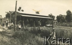 Po 1963, San Jose, prowincja Buenos Aires, Argentyna.
Szkoła polska. 
Fot. NN, kolekcja Polska Misja Katolicka w San Jose, zbiory  Archiwum Ojców Franciszkanów w Polskiej Misji Katolickiej w Martin Coronado, reprodukcje cyfrowe w  Bibliotece Polskiej im. Ignacego Domeyki w Buenos Aires (Biblioteca Polaca Ignacio Domeyko) i w Ośrodku KARTA w Warszawie
