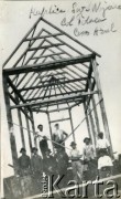 Ok. 1920, Picada Polaca koło Cerro Azul, prowincja Misiones, Argentyna.
Budowa kaplicy świętego Wojciecha (Capilla de San Adalberto).
Fot. NN, kolekcja dotycząca życia religijnego w prowincji Misiones, zbiory  Archiwum Ojców Franciszkanów w Polskiej Misji Katolickiej w Martin Coronado, reprodukcje cyfrowe w  Bibliotece Polskiej im. Ignacego Domeyki w Buenos Aires (Biblioteca Polaca Ignacio Domeyko) i w Ośrodku KARTA w Warszawie