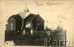 Początek XX wieku, Tres Capones, prowincja Misiones, Argentyna.
Kaplica zbudowana przez emigrantów z ziem polskich.
Fot. NN, kolekcja dotycząca życia religijnego w prowincji Misiones, zbiory  Archiwum Ojców Franciszkanów w Polskiej Misji Katolickiej w Martin Coronado, reprodukcje cyfrowe w  Bibliotece Polskiej im. Ignacego Domeyki w Buenos Aires (Biblioteca Polaca Ignacio Domeyko) i w Ośrodku KARTA w Warszawie