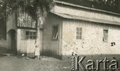 6.01.1979, Gobernador Lanusse, prowincja Misiones, Argentyna.
Wybudowana przez polskich emigrantów kaplica pw. Najświętszego Serca Pana Jezusa. 
Fot. NN, kolekcja dotycząca życia religijnego w prowincji Misiones, zbiory  Archiwum Ojców Franciszkanów w Polskiej Misji Katolickiej w Martin Coronado, reprodukcje cyfrowe w  Bibliotece Polskiej im. Ignacego Domeyki w Buenos Aires (Biblioteca Polaca Ignacio Domeyko) i w Ośrodku KARTA w Warszawie