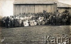 Początek XX wieku, prowincja Misiones, Argentyna.
Wierni pod kościołem.
Fot. NN, kolekcja dotycząca życia religijnego w prowincji Misiones, zbiory  Archiwum Ojców Franciszkanów w Polskiej Misji Katolickiej w Martin Coronado, reprodukcje cyfrowe w  Bibliotece Polskiej im. Ignacego Domeyki w Buenos Aires (Biblioteca Polaca Ignacio Domeyko) i w Ośrodku KARTA w Warszawie