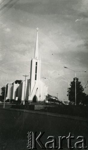 Lata 70., Obera, prowincja Misiones, Argentyna.
Kościół pw. świętego Antoniego z Padwy. 
Fot. NN, kolekcja dotycząca życia religijnego w prowincji Misiones, zbiory  Archiwum Ojców Franciszkanów w Polskiej Misji Katolickiej w Martin Coronado, reprodukcje cyfrowe w  Bibliotece Polskiej im. Ignacego Domeyki w Buenos Aires (Biblioteca Polaca Ignacio Domeyko) i w Ośrodku KARTA w Warszawie
