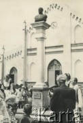 Brak daty, Azara, prowincja Misiones, Argentyna.
Kościół katolicki pw. świętego Antoniego. Wierni zgromadzeni pod pomnikiem księdza Józefa Bayerleina Mariańskiego, zasłużonego dla polskiej społeczności w Argentynie.
Fot. NN, kolekcja dotycząca życia religijnego w prowincji Misiones, zbiory  Archiwum Ojców Franciszkanów w Polskiej Misji Katolickiej w Martin Coronado, reprodukcje cyfrowe w  Bibliotece Polskiej im. Ignacego Domeyki w Buenos Aires (Biblioteca Polaca Ignacio Domeyko) i w Ośrodku KARTA w Warszawie