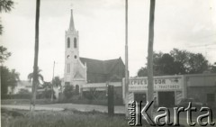 Lata 70., Gobernador Roca, prowincja Misiones, Argentyna.
Kościół katolicki pw. świętego Kazimierza. 
Fot. NN, kolekcja dotycząca życia religijnego w prowincji Misiones, zbiory  Archiwum Ojców Franciszkanów w Polskiej Misji Katolickiej w Martin Coronado, reprodukcje cyfrowe w  Bibliotece Polskiej im. Ignacego Domeyki w Buenos Aires (Biblioteca Polaca Ignacio Domeyko) i w Ośrodku KARTA w Warszawie