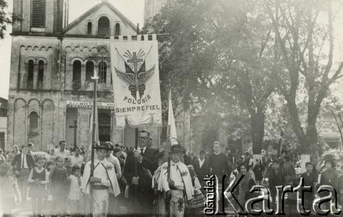 1966, prowincja Misiones, Argentyna.
Uroczystości z okazji Tysiąclecia Chrztu Polski. 
Fot. NN, kolekcja dotycząca życia religijnego w prowincji Misiones, zbiory  Archiwum Ojców Franciszkanów w Polskiej Misji Katolickiej w Martin Coronado, reprodukcje cyfrowe w  Bibliotece Polskiej im. Ignacego Domeyki w Buenos Aires (Biblioteca Polaca Ignacio Domeyko) i w Ośrodku KARTA w Warszawie