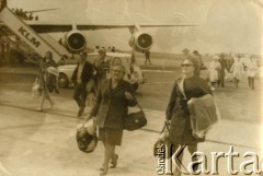 30.08.1969, Buenos Aires, Argentyna.
Nina Waszczuk-Bańkowska na lotnisku Ezeiza 
Fot. NN, kolekcja Niny Waszczuk-Bańkowskiej, zbiory  Archiwum Ojców Franciszkanów w Polskiej Misji Katolickiej w Martin Coronado, reprodukcje cyfrowe w  Bibliotece Polskiej im. Ignacego Domeyki w Buenos Aires (Biblioteca Polaca Ignacio Domeyko) i w Ośrodku KARTA w Warszawie