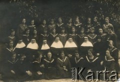 Ok. 1927, Lublin, Polska.
Uczennice szkoły sióstr urszulanek z nauczycielkami.
Fot. Ludwik Hartwig, kolekcja Niny Waszczuk-Bańkowskiej, zbiory  Archiwum Ojców Franciszkanów w Polskiej Misji Katolickiej w Martin Coronado, reprodukcje cyfrowe w  Bibliotece Polskiej im. Ignacego Domeyki w Buenos Aires (Biblioteca Polaca Ignacio Domeyko) i w Ośrodku KARTA w Warszawie