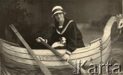 24.07.1927, Lublin, Polska.
Nina Waszczuk w mundurku szkolnym.
Fot. NN, kolekcja Niny Waszczuk-Bańkowskiej, zbiory  Archiwum Ojców Franciszkanów w Polskiej Misji Katolickiej w Martin Coronado, reprodukcje cyfrowe w  Bibliotece Polskiej im. Ignacego Domeyki w Buenos Aires (Biblioteca Polaca Ignacio Domeyko) i w Ośrodku KARTA w Warszawie