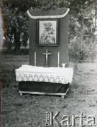 4.05.1957, Martin Coronado, prowincja Buenos Aires, Argentyna. 
Ołtarz polowy z kopią obrazu Matki Boskiej Częstochowskiej  w czasie uroczystości poświęcenia terenu pod kaplicę polskich ojców franciszkanów.
Fot. NN, Kronika klasztoru w Martin Coronado, zbiory Archiwum Ojców Franciszkanów w Polskiej Misji Katolickiej w Martin Coronado, reprodukcje cyfrowe w Bibliotece Polskiej im. Ignacego Domeyki w Buenos Aires (Biblioteca Polaca Ignacio Domeyko) i w Ośrodku KARTA w Warszawie