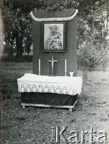 4.05.1957, Martin Coronado, prowincja Buenos Aires, Argentyna. 
Ołtarz polowy z kopią obrazu Matki Boskiej Częstochowskiej  w czasie uroczystości poświęcenia terenu pod kaplicę polskich ojców franciszkanów.
Fot. NN, Kronika klasztoru w Martin Coronado, zbiory Archiwum Ojców Franciszkanów w Polskiej Misji Katolickiej w Martin Coronado, reprodukcje cyfrowe w Bibliotece Polskiej im. Ignacego Domeyki w Buenos Aires (Biblioteca Polaca Ignacio Domeyko) i w Ośrodku KARTA w Warszawie