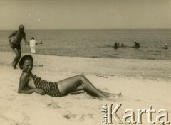 Sierpień 1938, Jastarnia, Polska.
Maria Anna Kruszewska (córka generała Jana Kruszewskiego) na plaży.  
Fot. NN, kolekcja Marii Anny Kruszewskiej Pic de Replonge, zbiory  Archiwum Ojców Franciszkanów w Polskiej Misji Katolickiej w Martin Coronado, reprodukcje cyfrowe w  Bibliotece Polskiej im. Ignacego Domeyki w Buenos Aires (Biblioteca Polaca Ignacio Domeyko) i w Ośrodku KARTA w Warszawie