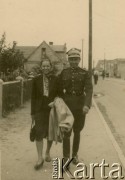 Sierpień 1939, Jastarnia, Polska.
Maria Anna Kruszewska (córka generala Jana Kruszewskiego) w towarzystwie oficera. 
Fot. NN, kolekcja Marii Anny Kruszewskiej Pic de Replonge, zbiory  Archiwum Ojców Franciszkanów w Polskiej Misji Katolickiej w Martin Coronado, reprodukcje cyfrowe w  Bibliotece Polskiej im. Ignacego Domeyki w Buenos Aires (Biblioteca Polaca Ignacio Domeyko) i w Ośrodku KARTA w Warszawie