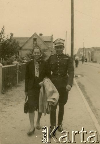 Sierpień 1939, Jastarnia, Polska.
Maria Anna Kruszewska (córka generala Jana Kruszewskiego) w towarzystwie oficera. 
Fot. NN, kolekcja Marii Anny Kruszewskiej Pic de Replonge, zbiory  Archiwum Ojców Franciszkanów w Polskiej Misji Katolickiej w Martin Coronado, reprodukcje cyfrowe w  Bibliotece Polskiej im. Ignacego Domeyki w Buenos Aires (Biblioteca Polaca Ignacio Domeyko) i w Ośrodku KARTA w Warszawie