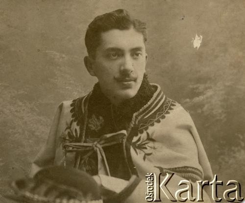 Brak daty, Zakopane, Polska.
Kazimierz Leszczyński (krewny Marii Anny Kruszewskiej) w stroju góralskim. 
Fot. NN, kolekcja Marii Anny Kruszewskiej Pic de Replonge, zbiory  Archiwum Ojców Franciszkanów w Polskiej Misji Katolickiej w Martin Coronado, reprodukcje cyfrowe w  Bibliotece Polskiej im. Ignacego Domeyki w Buenos Aires (Biblioteca Polaca Ignacio Domeyko) i w Ośrodku KARTA w Warszawie