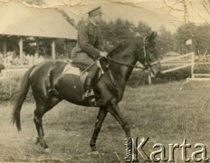 Brak daty, Polska.
Kawalerzysta. 
Fot. NN, kolekcja Marii Anny Kruszewskiej Pic de Replonge, zbiory  Archiwum Ojców Franciszkanów w Polskiej Misji Katolickiej w Martin Coronado, reprodukcje cyfrowe w  Bibliotece Polskiej im. Ignacego Domeyki w Buenos Aires (Biblioteca Polaca Ignacio Domeyko) i w Ośrodku KARTA w Warszawie