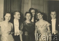 19.02.1939, prawdopodobnie Warszawa, Polska.
Maria Anna Kruszewska (1. z lewej, córka generała Jana Kruszewskiego) na balu. 
Fot. NN, kolekcja Marii Anny Kruszewskiej Pic de Replonge, zbiory  Archiwum Ojców Franciszkanów w Polskiej Misji Katolickiej w Martin Coronado, reprodukcje cyfrowe w  Bibliotece Polskiej im. Ignacego Domeyki w Buenos Aires (Biblioteca Polaca Ignacio Domeyko) i w Ośrodku KARTA w Warszawie