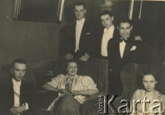 19.02.1939, prawdopodobnie Warszawa, Polska.
Maria Anna Kruszewska (1. po prawej, córka generała Jana Kruszewskiego) na balu. 
Fot. NN, kolekcja Marii Anny Kruszewskiej Pic de Replonge, zbiory  Archiwum Ojców Franciszkanów w Polskiej Misji Katolickiej w Martin Coronado, reprodukcje cyfrowe w  Bibliotece Polskiej im. Ignacego Domeyki w Buenos Aires (Biblioteca Polaca Ignacio Domeyko) i w Ośrodku KARTA w Warszawie