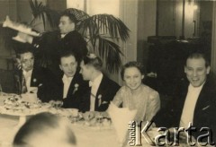 19.02.1939, prawdopodobnie Warszawa, Polska.
Maria Anna Kruszewska na balu (córka generała Jana Kruszewskiego). 
Fot. NN, kolekcja Marii Anny Kruszewskiej Pic de Replonge, zbiory  Archiwum Ojców Franciszkanów w Polskiej Misji Katolickiej w Martin Coronado, reprodukcje cyfrowe w  Bibliotece Polskiej im. Ignacego Domeyki w Buenos Aires (Biblioteca Polaca Ignacio Domeyko) i w Ośrodku KARTA w Warszawie
