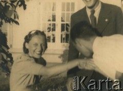 Ok. 1939, prawdopodobnie Warszawa, Polska.
Maria Anna Kruszewska (córka generała Jana Kruszewskiego) z przyjaciółmi. 
Fot. NN, kolekcja Marii Anny Kruszewskiej Pic de Replonge, zbiory  Archiwum Ojców Franciszkanów w Polskiej Misji Katolickiej w Martin Coronado, reprodukcje cyfrowe w  Bibliotece Polskiej im. Ignacego Domeyki w Buenos Aires (Biblioteca Polaca Ignacio Domeyko) i w Ośrodku KARTA w Warszawie