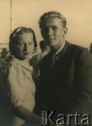 Ok. 1939, prawdopodobnie Warszawa, Polska.
Maria Anna Kruszewska (córka generała Jana Kruszewskiego) z nieznanym mężczyzną. 
Fot. NN, kolekcja Marii Anny Kruszewskiej Pic de Replonge, zbiory  Archiwum Ojców Franciszkanów w Polskiej Misji Katolickiej w Martin Coronado, reprodukcje cyfrowe w  Bibliotece Polskiej im. Ignacego Domeyki w Buenos Aires (Biblioteca Polaca Ignacio Domeyko) i w Ośrodku KARTA w Warszawie