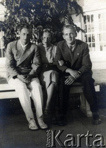 Ok. 1939, prawdopodobnie Warszawa, Polska.
Maria Anna Kruszewska (córka generała Jana Kruszewskiego) z przyjaciółmi. 
Fot. NN, kolekcja Marii Anny Kruszewskiej Pic de Replonge, zbiory  Archiwum Ojców Franciszkanów w Polskiej Misji Katolickiej w Martin Coronado, reprodukcje cyfrowe w  Bibliotece Polskiej im. Ignacego Domeyki w Buenos Aires (Biblioteca Polaca Ignacio Domeyko) i w Ośrodku KARTA w Warszawie